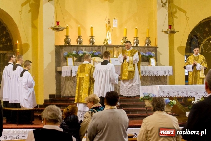 Zdjęcie w galerii na portalu naszraciborz.pl: Msza św. trydencka solenna z okazji 1050-lecia Chrztu Polski - niezwykłe piękno łacińskiej liturgii w kościele NSPJ w Raciborzu wiadomości z regionu
