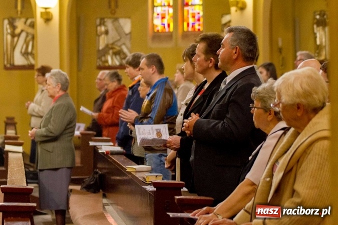 Zdjęcie w galerii na portalu naszraciborz.pl: Msza św. trydencka solenna z okazji 1050-lecia Chrztu Polski - niezwykłe piękno łacińskiej liturgii w kościele NSPJ w Raciborzu wiadomości z regionu