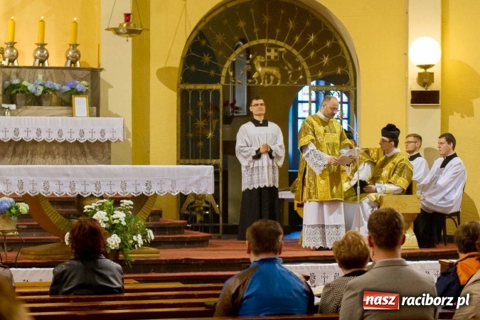 Zdjęcie w galerii na portalu naszraciborz.pl: Msza św. trydencka solenna z okazji 1050-lecia Chrztu Polski - niezwykłe piękno łacińskiej liturgii w kościele NSPJ w Raciborzu wiadomości z regionu