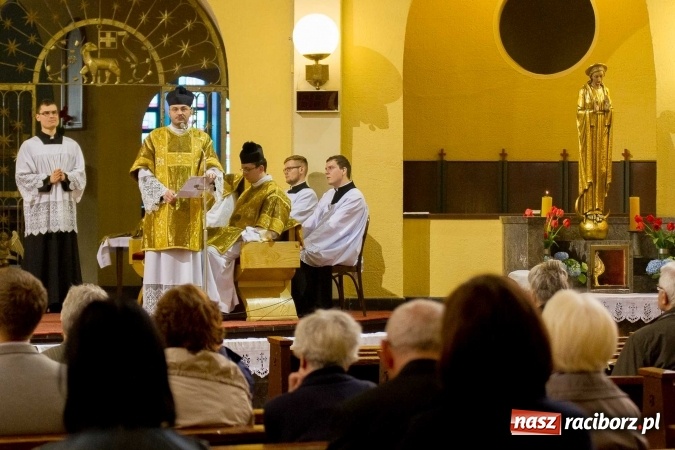 Zdjęcie w galerii na portalu naszraciborz.pl: Msza św. trydencka solenna z okazji 1050-lecia Chrztu Polski - niezwykłe piękno łacińskiej liturgii w kościele NSPJ w Raciborzu wiadomości z regionu