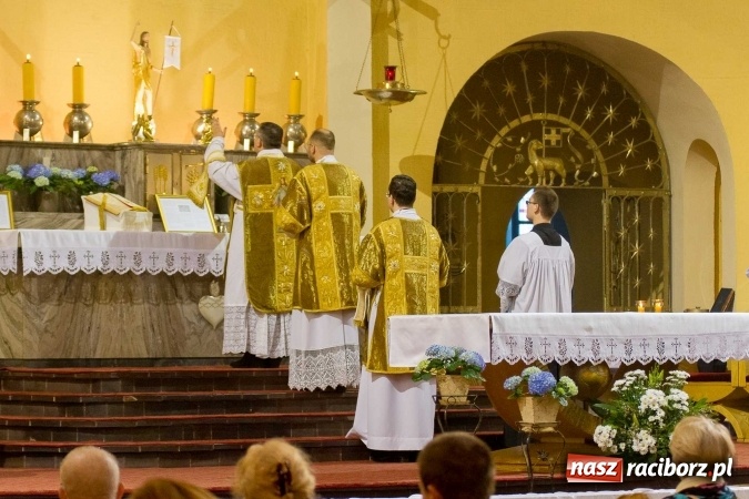 Zdjęcie w galerii na portalu naszraciborz.pl: Msza św. trydencka solenna z okazji 1050-lecia Chrztu Polski - niezwykłe piękno łacińskiej liturgii w kościele NSPJ w Raciborzu wiadomości z regionu
