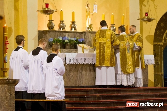 Zdjęcie w galerii na portalu naszraciborz.pl: Msza św. trydencka solenna z okazji 1050-lecia Chrztu Polski - niezwykłe piękno łacińskiej liturgii w kościele NSPJ w Raciborzu wiadomości z regionu