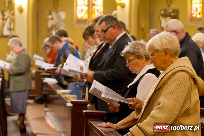 Zdjęcie w galerii na portalu naszraciborz.pl: Msza św. trydencka solenna z okazji 1050-lecia Chrztu Polski - niezwykłe piękno łacińskiej liturgii w kościele NSPJ w Raciborzu wiadomości z regionu