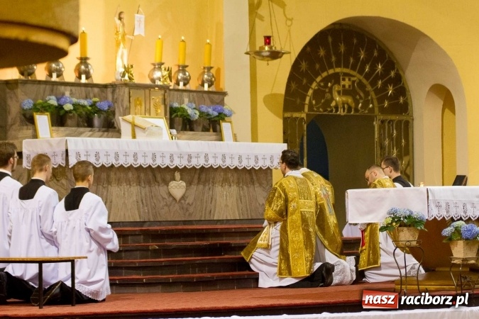 Zdjęcie w galerii na portalu naszraciborz.pl: Msza św. trydencka solenna z okazji 1050-lecia Chrztu Polski - niezwykłe piękno łacińskiej liturgii w kościele NSPJ w Raciborzu wiadomości z regionu