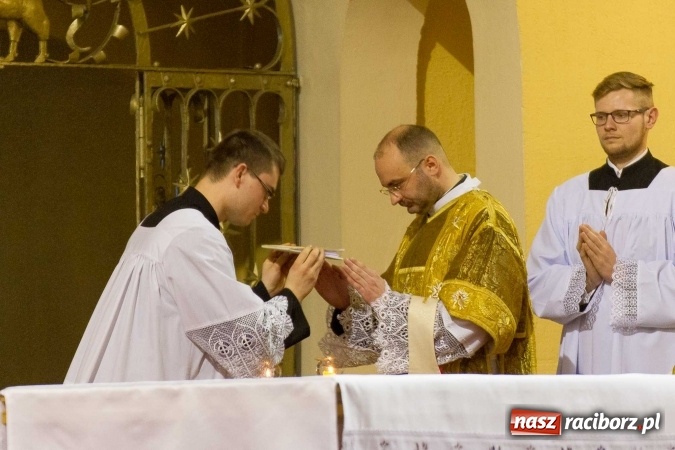 Zdjęcie w galerii na portalu naszraciborz.pl: Msza św. trydencka solenna z okazji 1050-lecia Chrztu Polski - niezwykłe piękno łacińskiej liturgii w kościele NSPJ w Raciborzu wiadomości z regionu