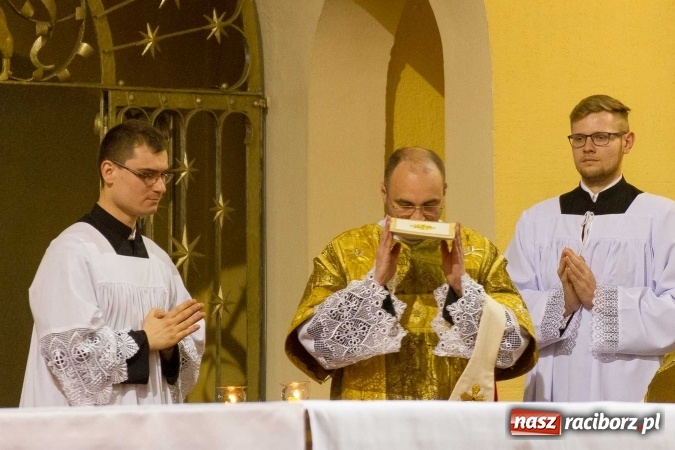 Zdjęcie w galerii na portalu naszraciborz.pl: Msza św. trydencka solenna z okazji 1050-lecia Chrztu Polski - niezwykłe piękno łacińskiej liturgii w kościele NSPJ w Raciborzu wiadomości z regionu