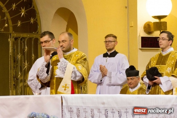Zdjęcie w galerii na portalu naszraciborz.pl: Msza św. trydencka solenna z okazji 1050-lecia Chrztu Polski - niezwykłe piękno łacińskiej liturgii w kościele NSPJ w Raciborzu wiadomości z regionu