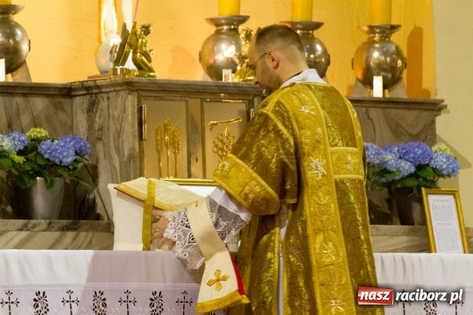 Zdjęcie w galerii na portalu naszraciborz.pl: Msza św. trydencka solenna z okazji 1050-lecia Chrztu Polski - niezwykłe piękno łacińskiej liturgii w kościele NSPJ w Raciborzu wiadomości z regionu