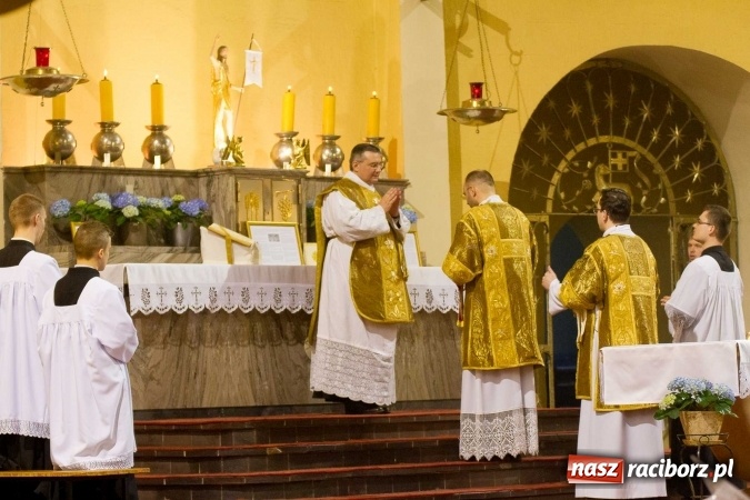 Zdjęcie w galerii na portalu naszraciborz.pl: Msza św. trydencka solenna z okazji 1050-lecia Chrztu Polski - niezwykłe piękno łacińskiej liturgii w kościele NSPJ w Raciborzu wiadomości z regionu