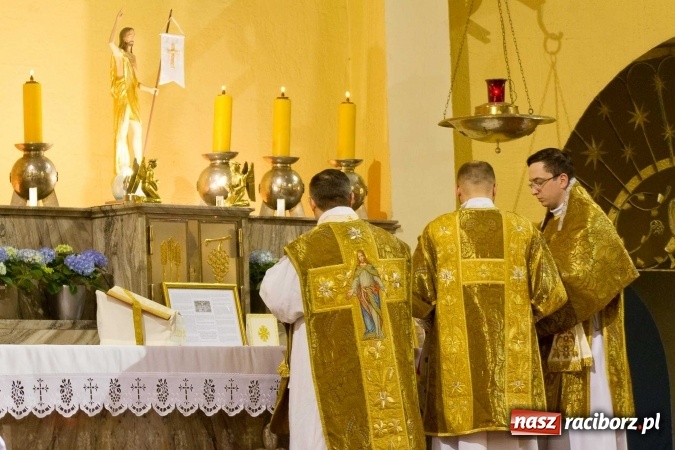Zdjęcie w galerii na portalu naszraciborz.pl: Msza św. trydencka solenna z okazji 1050-lecia Chrztu Polski - niezwykłe piękno łacińskiej liturgii w kościele NSPJ w Raciborzu wiadomości z regionu