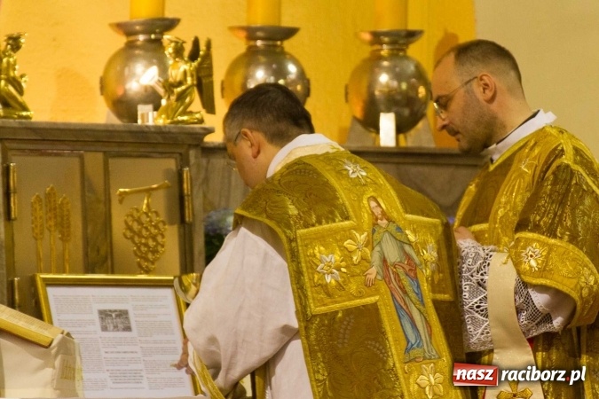 Zdjęcie w galerii na portalu naszraciborz.pl: Msza św. trydencka solenna z okazji 1050-lecia Chrztu Polski - niezwykłe piękno łacińskiej liturgii w kościele NSPJ w Raciborzu wiadomości z regionu