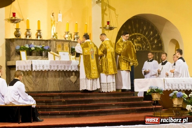 Zdjęcie w galerii na portalu naszraciborz.pl: Msza św. trydencka solenna z okazji 1050-lecia Chrztu Polski - niezwykłe piękno łacińskiej liturgii w kościele NSPJ w Raciborzu wiadomości z regionu