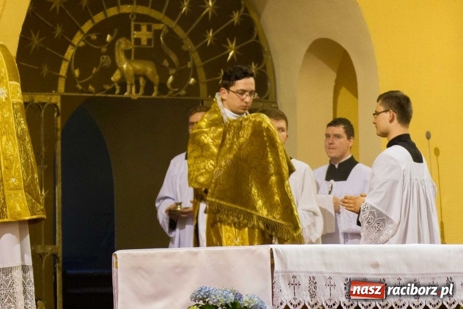 Zdjęcie w galerii na portalu naszraciborz.pl: Msza św. trydencka solenna z okazji 1050-lecia Chrztu Polski - niezwykłe piękno łacińskiej liturgii w kościele NSPJ w Raciborzu wiadomości z regionu