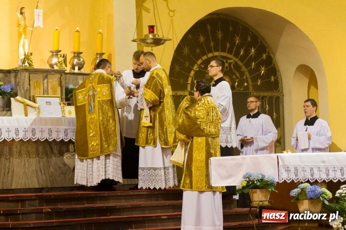 Zdjęcie w galerii na portalu naszraciborz.pl: Msza św. trydencka solenna z okazji 1050-lecia Chrztu Polski - niezwykłe piękno łacińskiej liturgii w kościele NSPJ w Raciborzu wiadomości z regionu