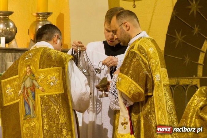 Zdjęcie w galerii na portalu naszraciborz.pl: Msza św. trydencka solenna z okazji 1050-lecia Chrztu Polski - niezwykłe piękno łacińskiej liturgii w kościele NSPJ w Raciborzu wiadomości z regionu
