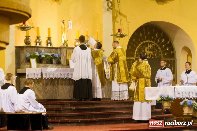 Zdjęcie w galerii na portalu naszraciborz.pl: Msza św. trydencka solenna z okazji 1050-lecia Chrztu Polski - niezwykłe piękno łacińskiej liturgii w kościele NSPJ w Raciborzu wiadomości z regionu