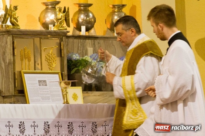 Zdjęcie w galerii na portalu naszraciborz.pl: Msza św. trydencka solenna z okazji 1050-lecia Chrztu Polski - niezwykłe piękno łacińskiej liturgii w kościele NSPJ w Raciborzu wiadomości z regionu
