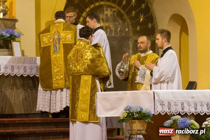 Zdjęcie w galerii na portalu naszraciborz.pl: Msza św. trydencka solenna z okazji 1050-lecia Chrztu Polski - niezwykłe piękno łacińskiej liturgii w kościele NSPJ w Raciborzu wiadomości z regionu