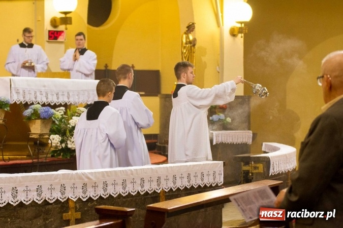 Zdjęcie w galerii na portalu naszraciborz.pl: Msza św. trydencka solenna z okazji 1050-lecia Chrztu Polski - niezwykłe piękno łacińskiej liturgii w kościele NSPJ w Raciborzu wiadomości z regionu