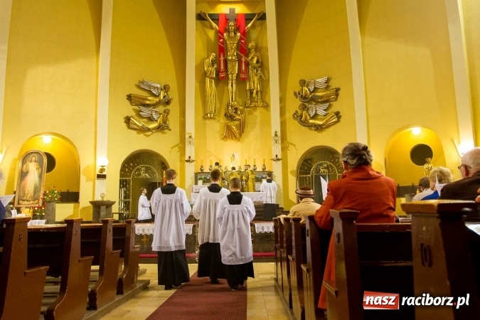 Zdjęcie w galerii na portalu naszraciborz.pl: Msza św. trydencka solenna z okazji 1050-lecia Chrztu Polski - niezwykłe piękno łacińskiej liturgii w kościele NSPJ w Raciborzu wiadomości z regionu