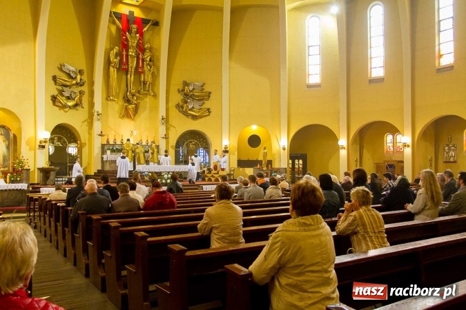 Zdjęcie w galerii na portalu naszraciborz.pl: Msza św. trydencka solenna z okazji 1050-lecia Chrztu Polski - niezwykłe piękno łacińskiej liturgii w kościele NSPJ w Raciborzu wiadomości z regionu