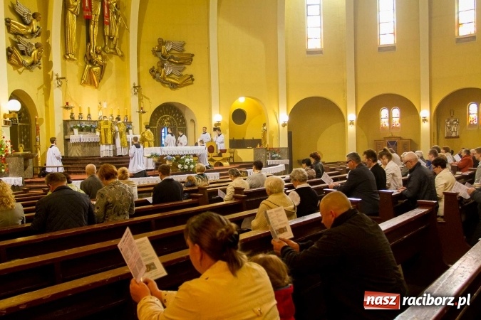 Zdjęcie w galerii na portalu naszraciborz.pl: Msza św. trydencka solenna z okazji 1050-lecia Chrztu Polski - niezwykłe piękno łacińskiej liturgii w kościele NSPJ w Raciborzu wiadomości z regionu