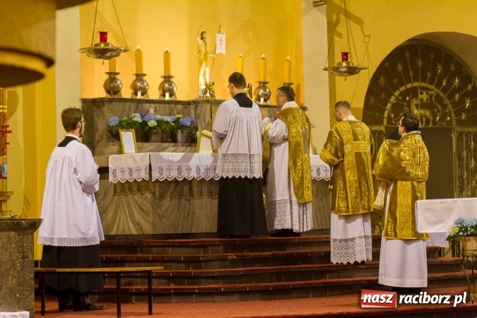 Zdjęcie w galerii na portalu naszraciborz.pl: Msza św. trydencka solenna z okazji 1050-lecia Chrztu Polski - niezwykłe piękno łacińskiej liturgii w kościele NSPJ w Raciborzu wiadomości z regionu