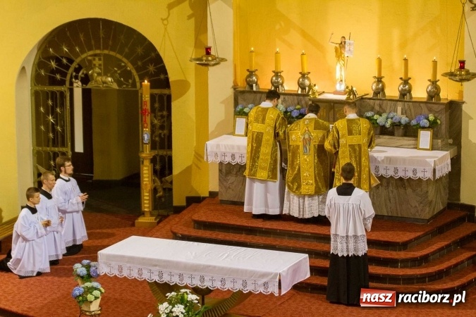 Zdjęcie w galerii na portalu naszraciborz.pl: Msza św. trydencka solenna z okazji 1050-lecia Chrztu Polski - niezwykłe piękno łacińskiej liturgii w kościele NSPJ w Raciborzu wiadomości z regionu