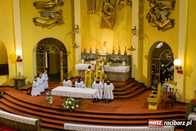 Zdjęcie w galerii na portalu naszraciborz.pl: Msza św. trydencka solenna z okazji 1050-lecia Chrztu Polski - niezwykłe piękno łacińskiej liturgii w kościele NSPJ w Raciborzu wiadomości z regionu