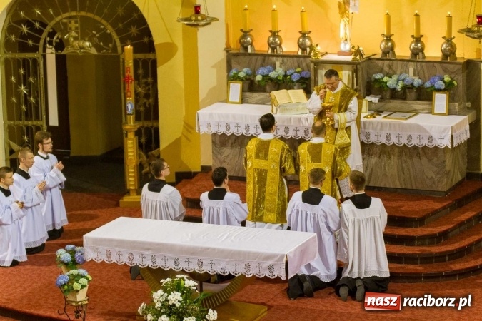 Zdjęcie w galerii na portalu naszraciborz.pl: Msza św. trydencka solenna z okazji 1050-lecia Chrztu Polski - niezwykłe piękno łacińskiej liturgii w kościele NSPJ w Raciborzu wiadomości z regionu