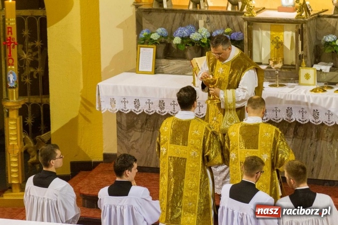Zdjęcie w galerii na portalu naszraciborz.pl: Msza św. trydencka solenna z okazji 1050-lecia Chrztu Polski - niezwykłe piękno łacińskiej liturgii w kościele NSPJ w Raciborzu wiadomości z regionu