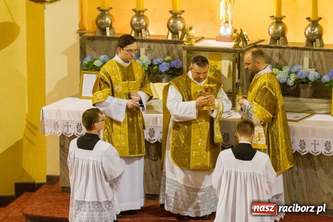 Zdjęcie w galerii na portalu naszraciborz.pl: Msza św. trydencka solenna z okazji 1050-lecia Chrztu Polski - niezwykłe piękno łacińskiej liturgii w kościele NSPJ w Raciborzu wiadomości z regionu