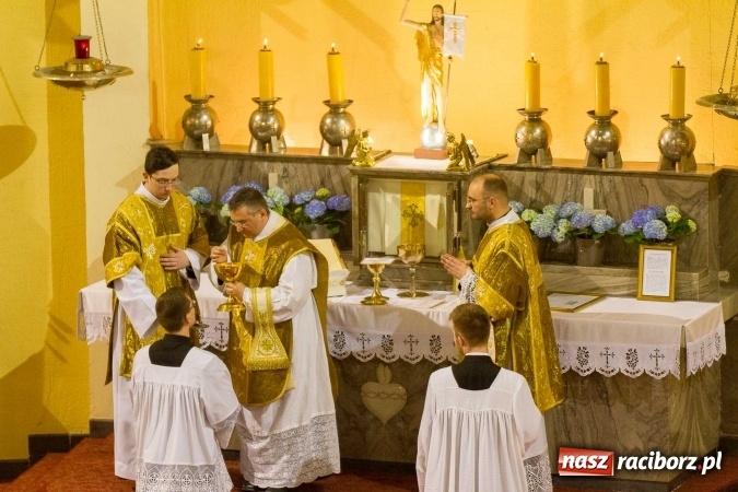 Zdjęcie w galerii na portalu naszraciborz.pl: Msza św. trydencka solenna z okazji 1050-lecia Chrztu Polski - niezwykłe piękno łacińskiej liturgii w kościele NSPJ w Raciborzu wiadomości z regionu