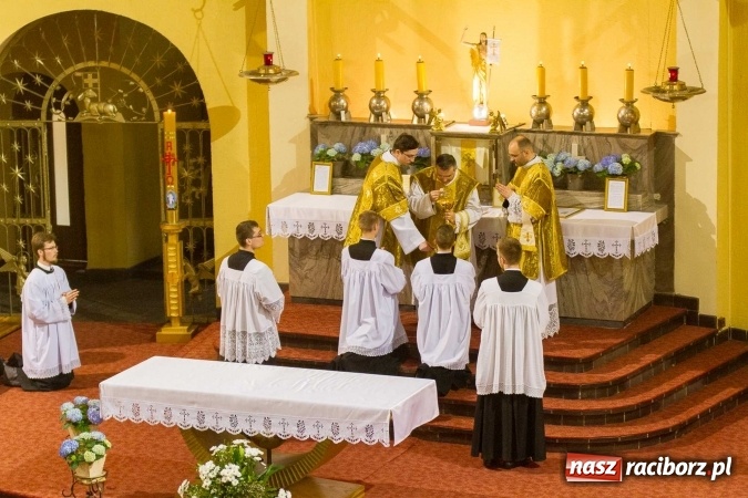 Zdjęcie w galerii na portalu naszraciborz.pl: Msza św. trydencka solenna z okazji 1050-lecia Chrztu Polski - niezwykłe piękno łacińskiej liturgii w kościele NSPJ w Raciborzu wiadomości z regionu