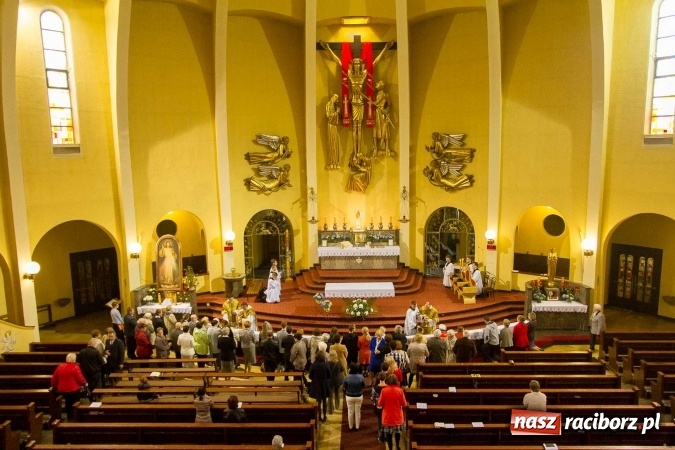 Zdjęcie w galerii na portalu naszraciborz.pl: Msza św. trydencka solenna z okazji 1050-lecia Chrztu Polski - niezwykłe piękno łacińskiej liturgii w kościele NSPJ w Raciborzu wiadomości z regionu