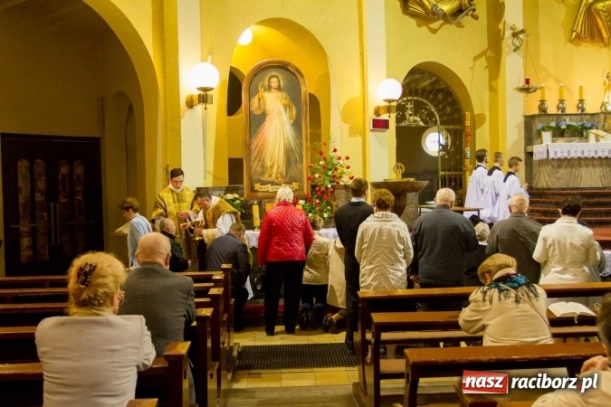 Zdjęcie w galerii na portalu naszraciborz.pl: Msza św. trydencka solenna z okazji 1050-lecia Chrztu Polski - niezwykłe piękno łacińskiej liturgii w kościele NSPJ w Raciborzu wiadomości z regionu