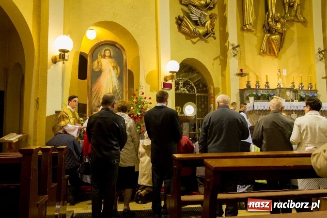 Zdjęcie w galerii na portalu naszraciborz.pl: Msza św. trydencka solenna z okazji 1050-lecia Chrztu Polski - niezwykłe piękno łacińskiej liturgii w kościele NSPJ w Raciborzu wiadomości z regionu