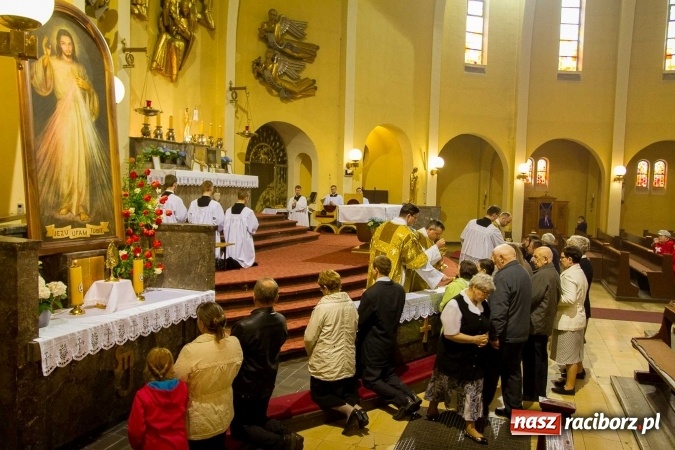 Zdjęcie w galerii na portalu naszraciborz.pl: Msza św. trydencka solenna z okazji 1050-lecia Chrztu Polski - niezwykłe piękno łacińskiej liturgii w kościele NSPJ w Raciborzu wiadomości z regionu