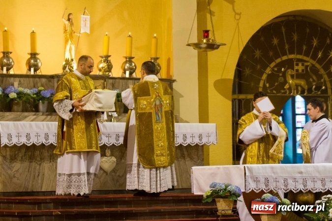 Zdjęcie w galerii na portalu naszraciborz.pl: Msza św. trydencka solenna z okazji 1050-lecia Chrztu Polski - niezwykłe piękno łacińskiej liturgii w kościele NSPJ w Raciborzu wiadomości z regionu