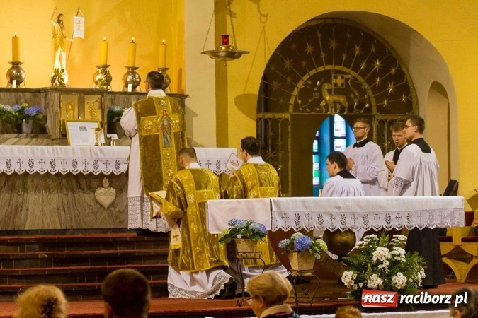 Zdjęcie w galerii na portalu naszraciborz.pl: Msza św. trydencka solenna z okazji 1050-lecia Chrztu Polski - niezwykłe piękno łacińskiej liturgii w kościele NSPJ w Raciborzu wiadomości z regionu