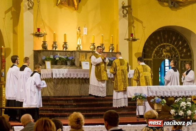 Zdjęcie w galerii na portalu naszraciborz.pl: Msza św. trydencka solenna z okazji 1050-lecia Chrztu Polski - niezwykłe piękno łacińskiej liturgii w kościele NSPJ w Raciborzu wiadomości z regionu