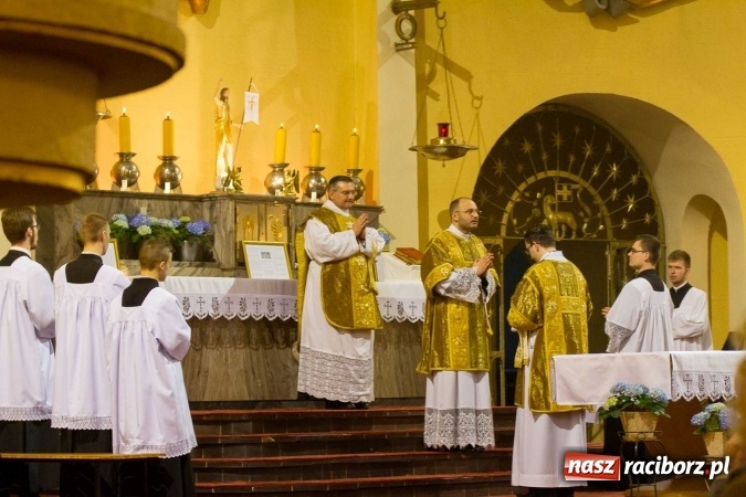 Zdjęcie w galerii na portalu naszraciborz.pl: Msza św. trydencka solenna z okazji 1050-lecia Chrztu Polski - niezwykłe piękno łacińskiej liturgii w kościele NSPJ w Raciborzu wiadomości z regionu
