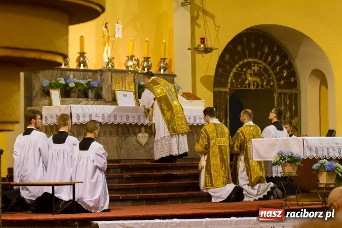 Zdjęcie w galerii na portalu naszraciborz.pl: Msza św. trydencka solenna z okazji 1050-lecia Chrztu Polski - niezwykłe piękno łacińskiej liturgii w kościele NSPJ w Raciborzu wiadomości z regionu