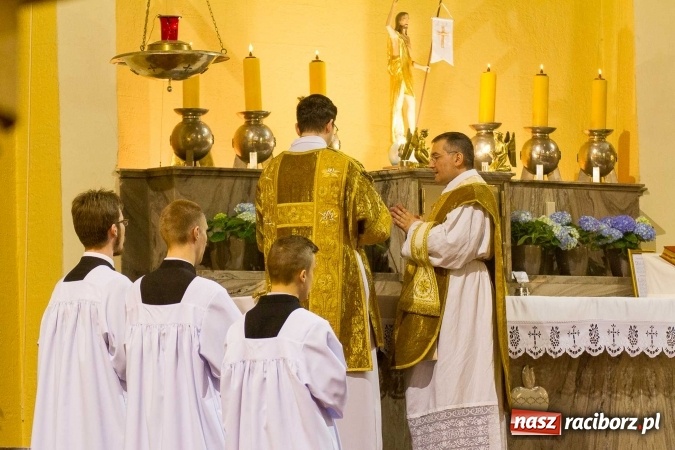 Zdjęcie w galerii na portalu naszraciborz.pl: Msza św. trydencka solenna z okazji 1050-lecia Chrztu Polski - niezwykłe piękno łacińskiej liturgii w kościele NSPJ w Raciborzu wiadomości z regionu