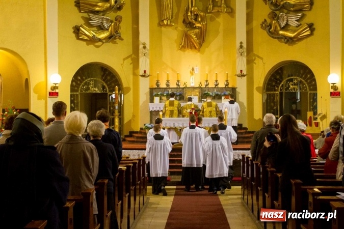 Zdjęcie w galerii na portalu naszraciborz.pl: Msza św. trydencka solenna z okazji 1050-lecia Chrztu Polski - niezwykłe piękno łacińskiej liturgii w kościele NSPJ w Raciborzu wiadomości z regionu
