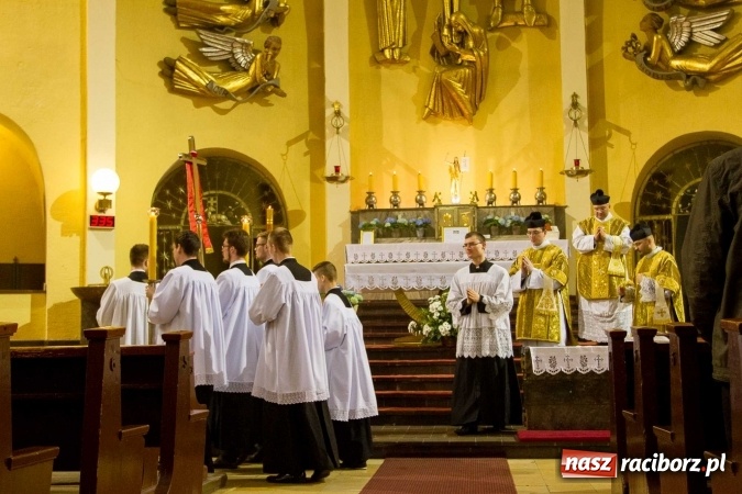 Zdjęcie w galerii na portalu naszraciborz.pl: Msza św. trydencka solenna z okazji 1050-lecia Chrztu Polski - niezwykłe piękno łacińskiej liturgii w kościele NSPJ w Raciborzu wiadomości z regionu