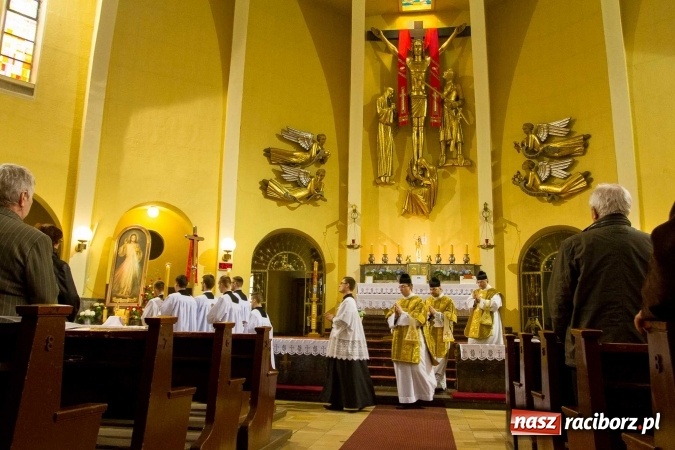 Zdjęcie w galerii na portalu naszraciborz.pl: Msza św. trydencka solenna z okazji 1050-lecia Chrztu Polski - niezwykłe piękno łacińskiej liturgii w kościele NSPJ w Raciborzu wiadomości z regionu