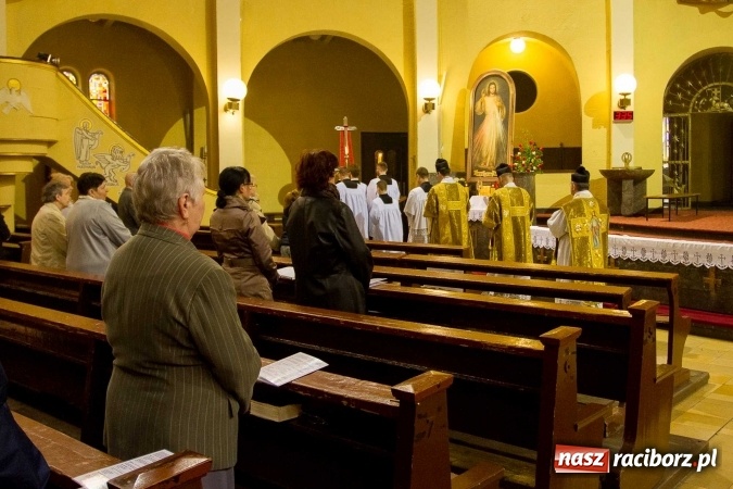 Zdjęcie w galerii na portalu naszraciborz.pl: Msza św. trydencka solenna z okazji 1050-lecia Chrztu Polski - niezwykłe piękno łacińskiej liturgii w kościele NSPJ w Raciborzu wiadomości z regionu