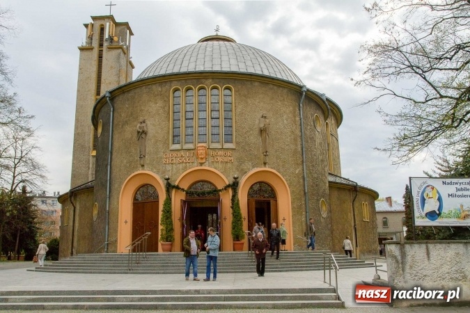 Zdjęcie w galerii na portalu naszraciborz.pl: Msza św. trydencka solenna z okazji 1050-lecia Chrztu Polski - niezwykłe piękno łacińskiej liturgii w kościele NSPJ w Raciborzu wiadomości z regionu