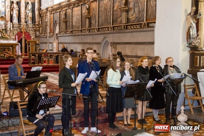 Zdjęcie w galerii na portalu naszraciborz.pl: 1050-lecie Chrztu Polski. Atlantyda oraz Vivo zaśpiewały w kościele farnym wiadomości z regionu